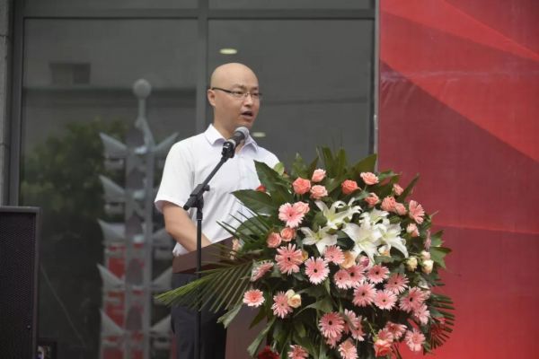 中国家协床垫专业委员会秘书长杨磊代表中国家具协会致辞