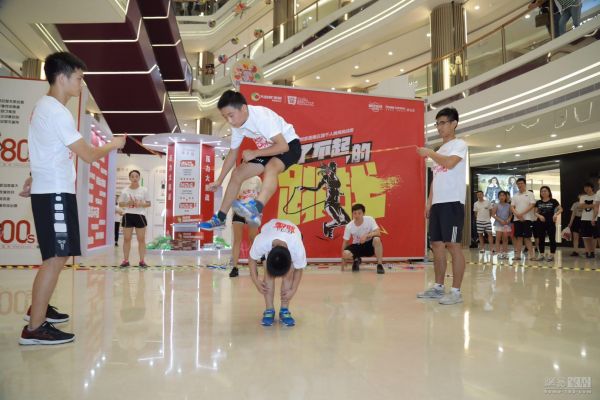 大自然家居快闪店空降南京 花样跳绳引数千人参与