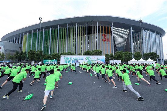 绿色领跑团成员现场热身