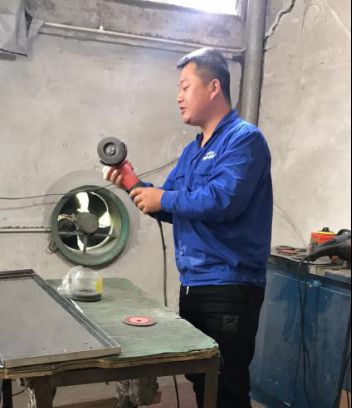 这两位组长，右一是冲床组孙组长，左一是折弯组的雷组长，每周基本保持前三名。把冲床和折弯的机器擦的干干净净。换句他们的话说：要像保护老婆的脸一样保养好机器。