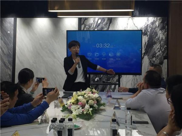“全瓷定制馆”首次亮相，依诺请意大利主厨在岩板上为媒体烹制了一桌美食