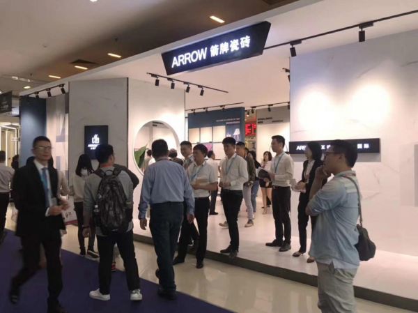 展馆门庭若市，热闹非凡