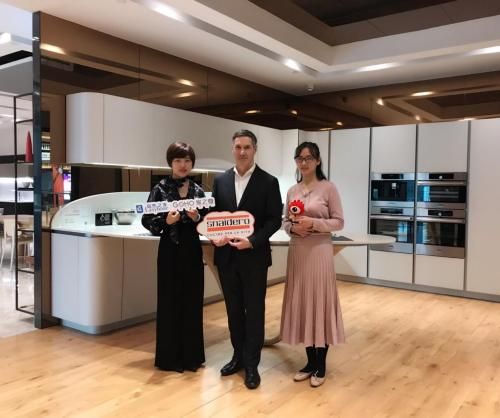 居然之家国际馆营销负责人杨莹、Snaidero设计总监Paolo Roson、新浪家居记者合影
