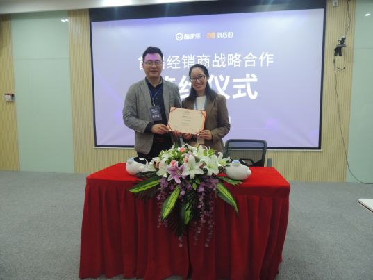 TATA木门杭州区域经销商代表叶总（左）酷家乐到店购总经理王喜丹（右）