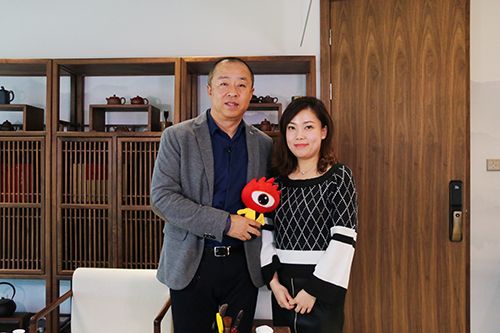 东易日盛董事长陈辉与新浪家居华北主编王晶合影