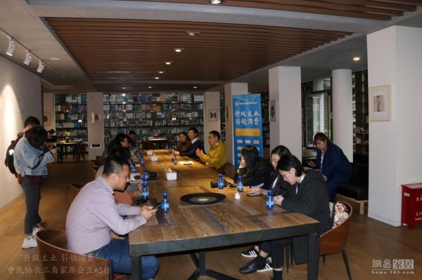 中国民协家居消费专委会媒体采访团就地板行业相关话题与森林之星董事长徐伟进行深入沟通交流。