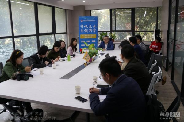 中国民协家居消费专委会媒体采访团就卫浴行业相关话题与欧路莎副董事长梅素彬进行深入沟通交流。