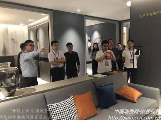 在诗尼曼展厅，工作人员和中国民协家居消费专委会媒体采访团互相交流。