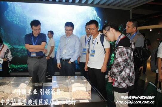 中国民协家居消费专委会媒体采访团成员了解金意陶瓷砖产品