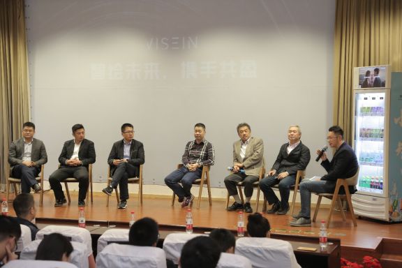 智盈科技联合创始人丁艾先生主持新零售+AI圆桌论坛