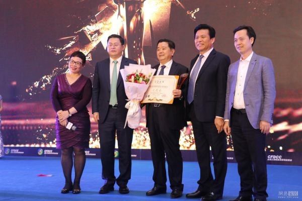 揭晓嘉宾广东汇泰龙科技有限公司董事长陈鸿填、简爱家居董事长罗辑俐，颁奖嘉宾全国工商联家具装饰业商会执行会长张传喜、久盛控股集团董事局主席张恩玖与尤国忠合影
