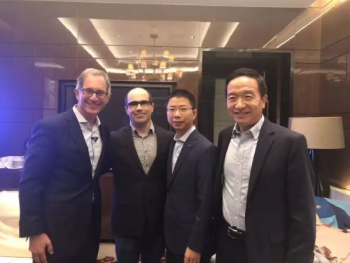 涂鸦智能创始人兼CEO王学集（右二）
