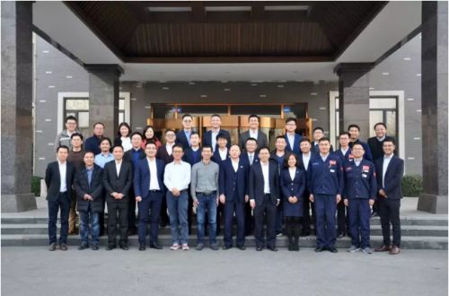 图为涂鸦智能国内事业部副总裁陈伟春（第一排左六）与万科和其他企业代表合影