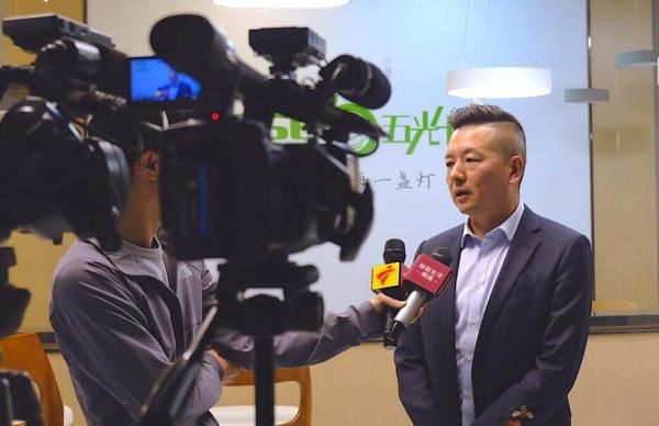 五光十色总经理章厚定接受媒体采访