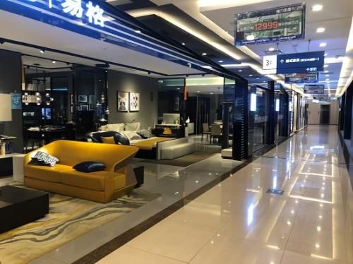 居然之家十里河店三楼走廊空空荡荡