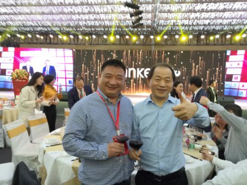 △ 万科集团总裁、首席执行官祝九胜先生与世友地板副总裁张樊先生合影，并高度认可世友地板