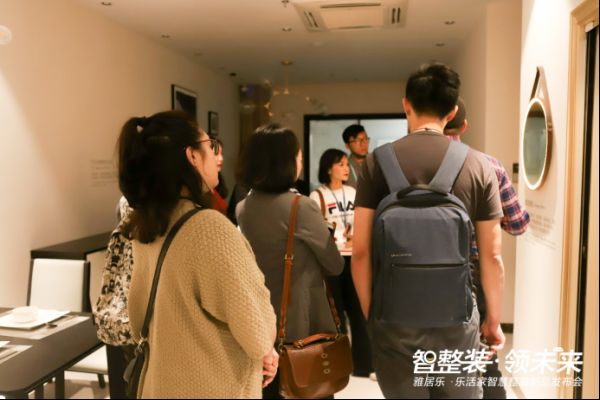   媒体团正在了解乐活家风格展示厅