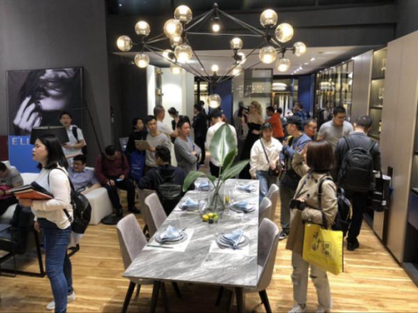 伊恋展厅人气爆棚