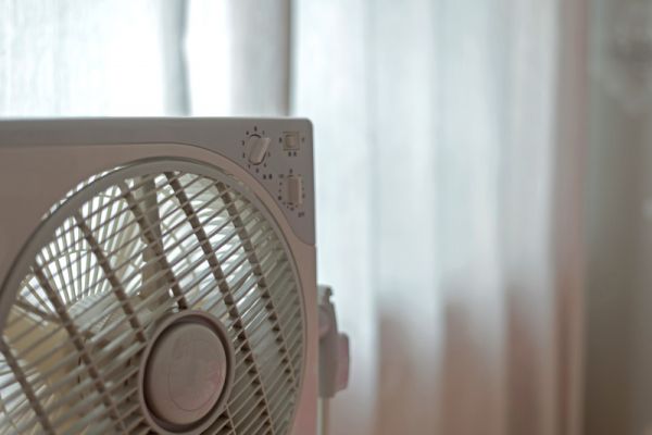 夏季家里开风扇还是太热?教你3个妙招吹风比空调还凉,太爽了