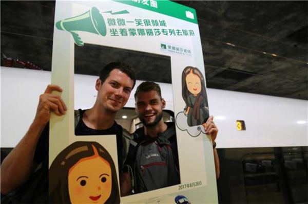 消费者快乐搭乘蒙娜丽莎瓷砖微笑主题专列