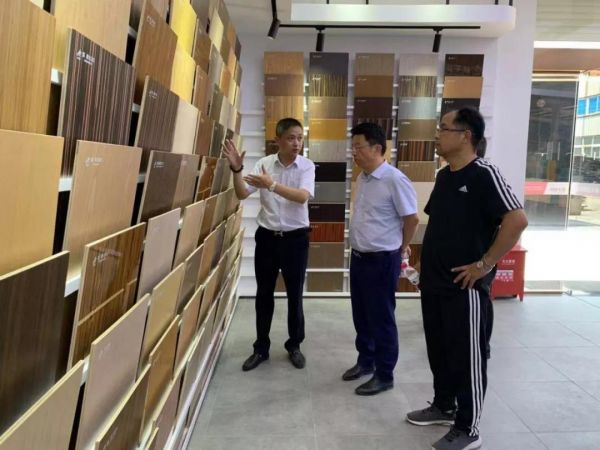 参观科技木展厅