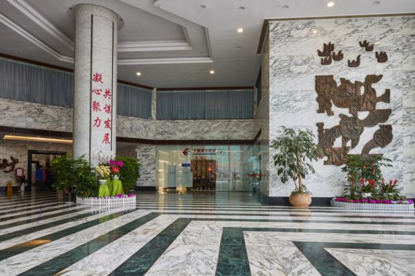 如今年轻人都成了啃老族,6个钱包交首付,房贷压力太大逼的
