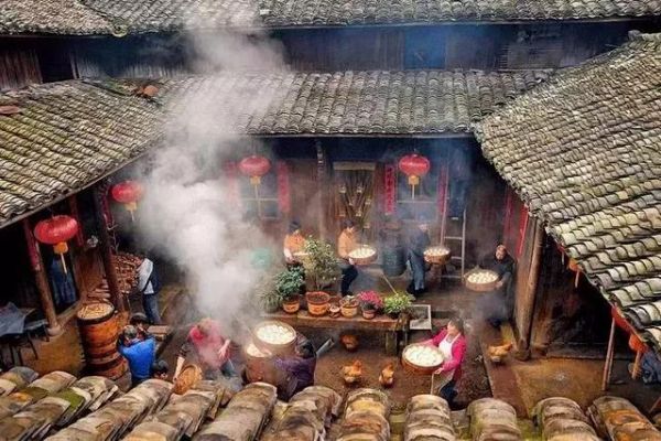 　　中国人自古讲究人情味。柴火煎茶、黄昏煮粥是人情