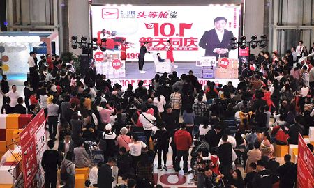 （国庆期间，欧亚达家居汉阳国际广场举办明星见面会活动，吸引众多消费者前来参与）