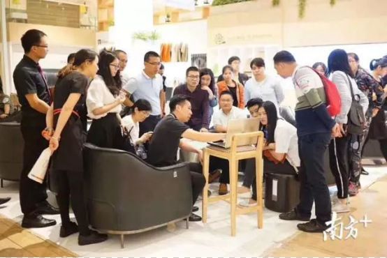 设计师与用户沟通的场景，经常发生在联邦品牌店