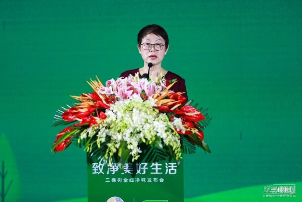 （中国涂料工业协会会长孙莲英）