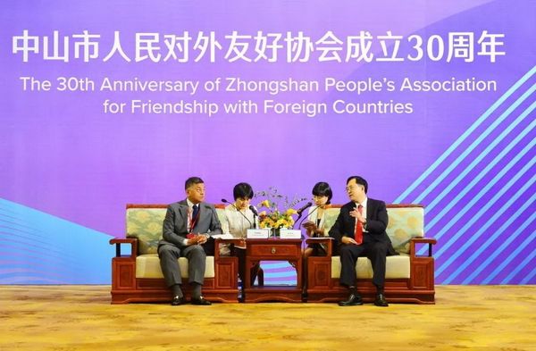 中山市委书记陈旭东（右一）与日本守口市市长西端胜树（左一）坐在东成红木缅甸花梨香茗会客椅上进行会晤