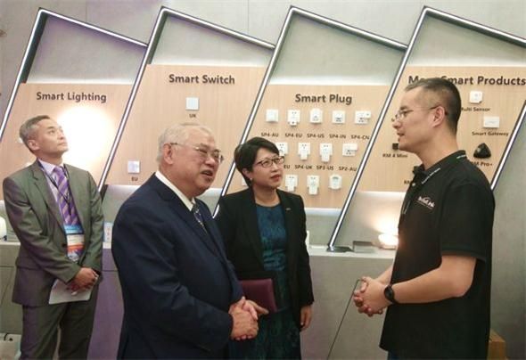 香港进出口界立法会议员一行参观展位