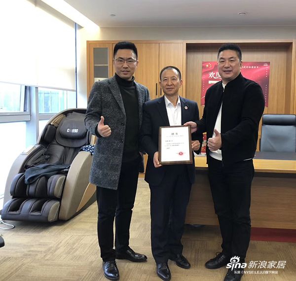 胡跃成先生（中）与江苏分会会长钱亮（右）合影