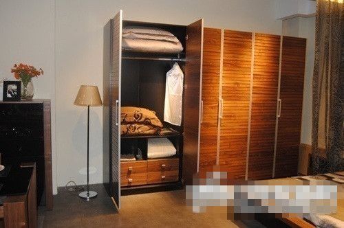中式深色木质衣柜
