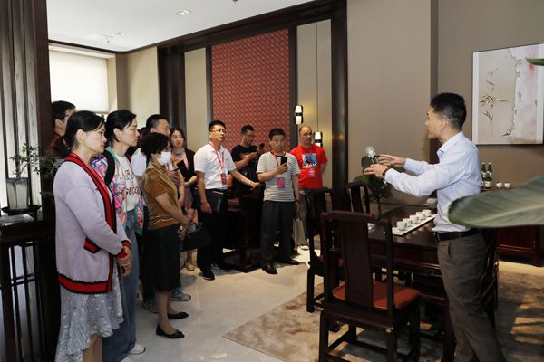 经销商参观明堂红木合院馆