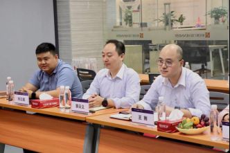 左|轩尼斯副总经理刘江能 中|轩尼斯营销总监郭云义 右|轩尼斯品牌总监王刚左|轩尼斯副总经理刘江能 中|轩尼斯营销总监郭云义 右|轩尼斯品牌总监王刚