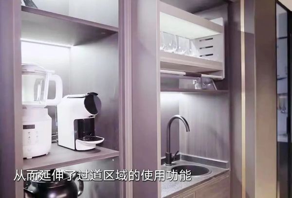 《梦想改造家》中将过道区域做成了“家电塔”的状态作为厨房空间的延伸