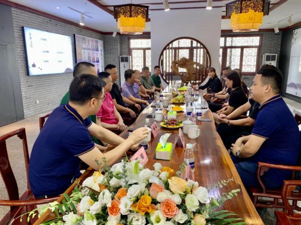 伟星新材高管一行与千思高管深入交流