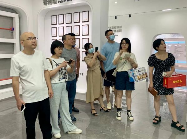 ▲有家装饰董事长何烨一行参观千思工艺展厅