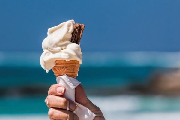 雪糕冰淇淋“偷袭”又“扎心”怎样实现夏日冰饮自由？