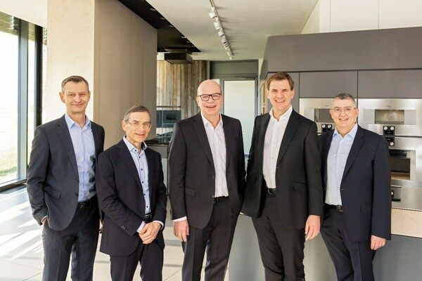 博西家电集团董事会成员(从左到右依次是舒伯特、戴巴赫、迈致远、唐善达、Rudolf Klötscher)