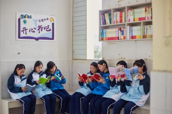 兔宝宝“护童学·创未来”贵州站 为甘塘中学捐赠柜体图书