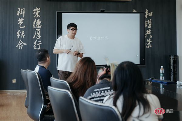 艺术设计进校园 | 伊振华被授予东北大学艺术学院专业实践导师